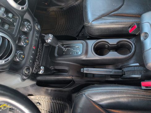 Used 2016 Jeep Wrangler Unlimited Rubicon w/ Connectivity Group AWD/4WD image 15