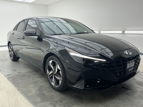 Used 2023 Hyundai Elantra SEL w/ Convenience Package image 3