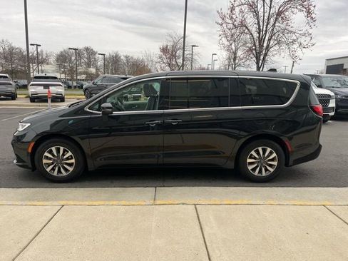 Used 2023 Chrysler Pacifica Touring-L FWD image 5