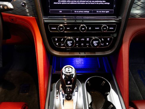 Used 2021 Bentley Bentayga image 14
