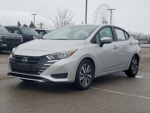 Used 2023 Nissan Versa SV image 2