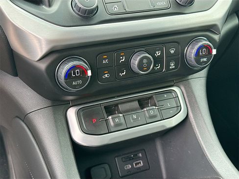 Used 2023 GMC Acadia SLT w/ Elevation Edition image 19