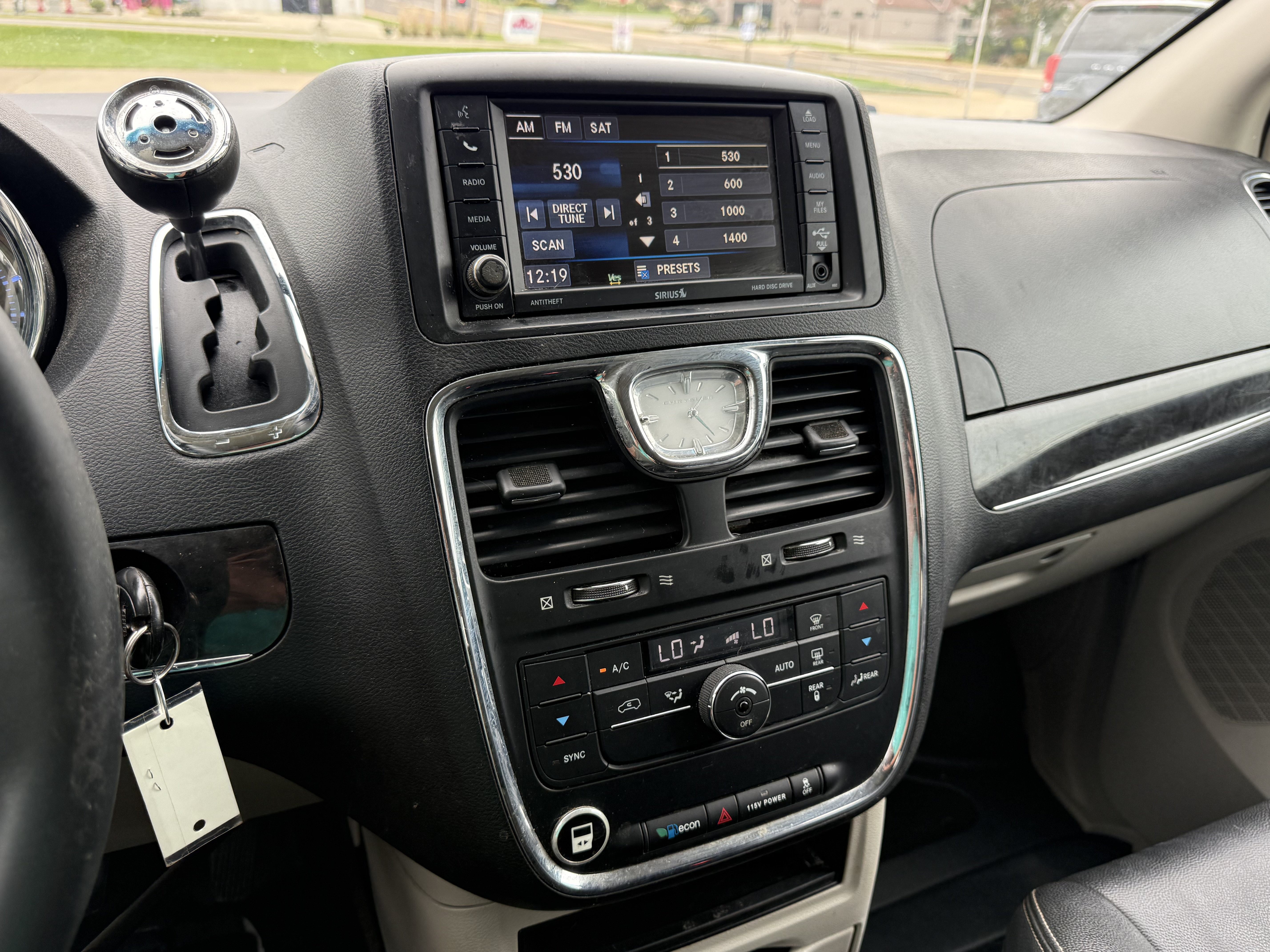 Used 2016 Chrysler Town & Country Touring FWD image 16