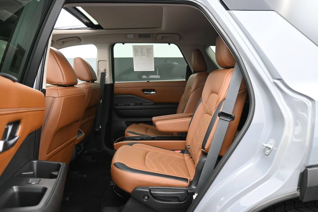 Used 2023 Nissan Pathfinder Platinum AWD/4WD image 19