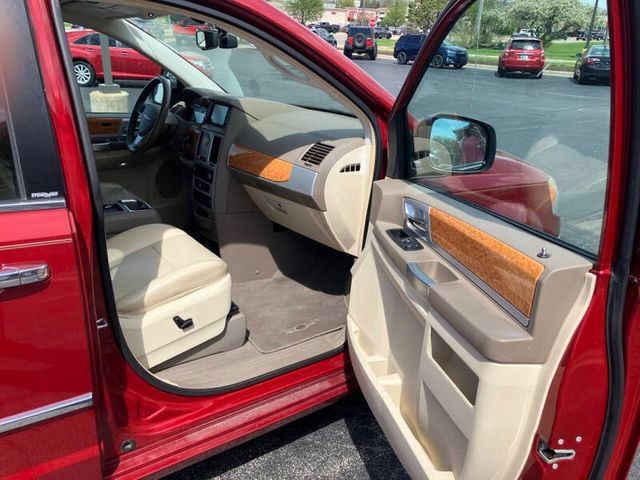 Used 2009 Chrysler Town & Country Limited w/ Entertainment Group #3 FWD image 24