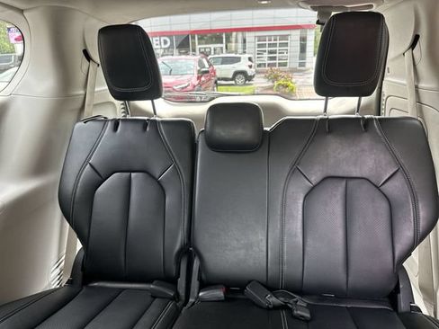Used 2024 Chrysler Pacifica Limited FWD image 28