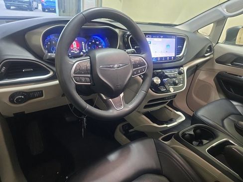 Used 2023 Chrysler Pacifica Touring-L FWD image 11