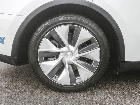 Used 2021 Tesla Model Y Long Range image 12