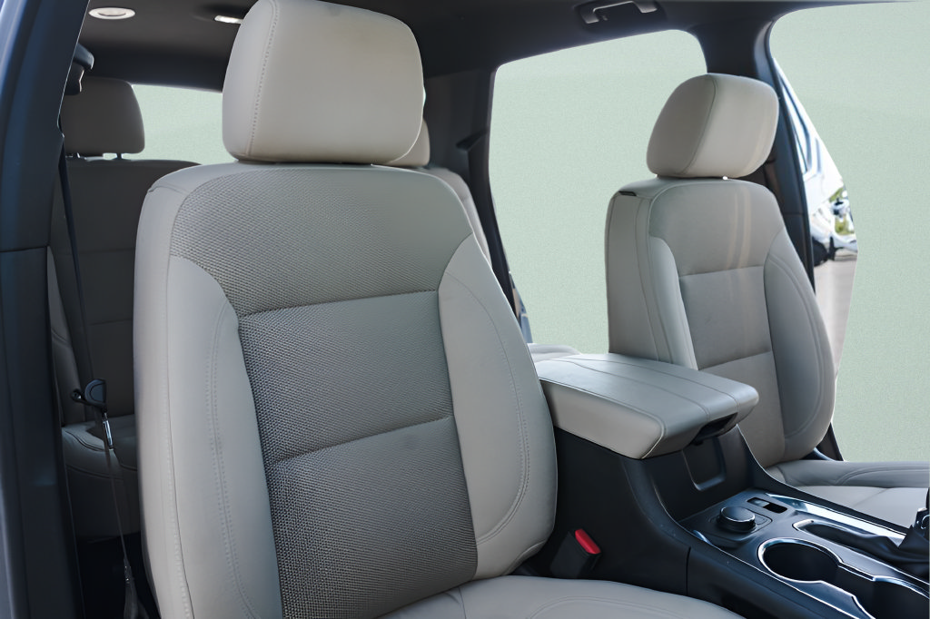 Used 2023 Chevrolet Traverse LS FWD image 2
