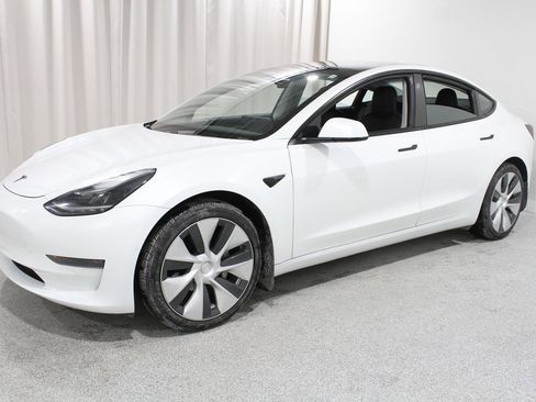 Used 2021 Tesla Model 3 Standard Range Plus image 3