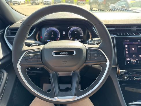 New 2025 Jeep Grand Cherokee Altitude image 12