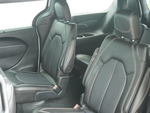 Used 2025 Chrysler Pacifica Select FWD image 26