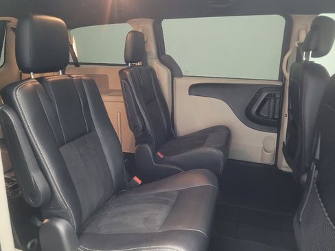 Used 2019 Dodge Grand Caravan SXT FWD image 19