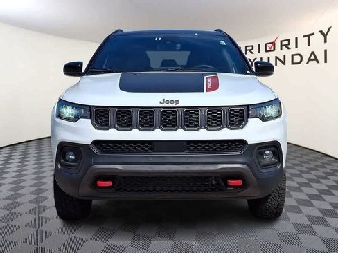 Used 2025 Jeep Compass Trailhawk AWD/4WD image 2