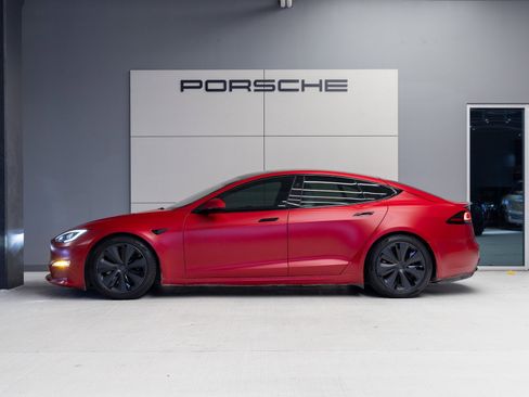 Used 2022 Tesla Model S Plaid image 2