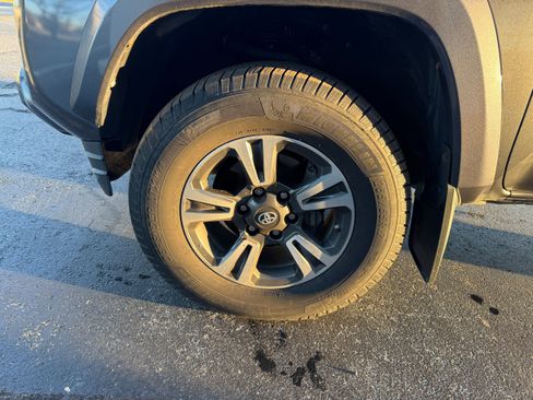 Used 2018 Toyota Tacoma TRD Sport image 33