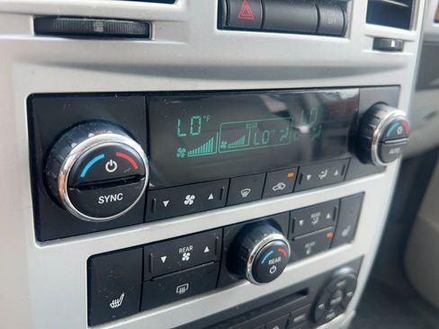 Used 2008 Chrysler Town & Country Limited w/ Entertainment Group #3 FWD image 15