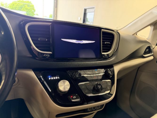 Used 2021 Chrysler Pacifica Touring-L FWD image 14