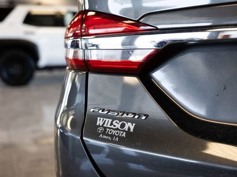 Used 2018 Ford Fusion SE w/ Equipment Group 201A FWD image 7