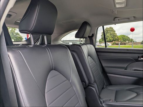 Used 2022 Toyota Highlander XLE FWD image 30