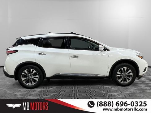 Used 2018 Nissan Murano SV image 2