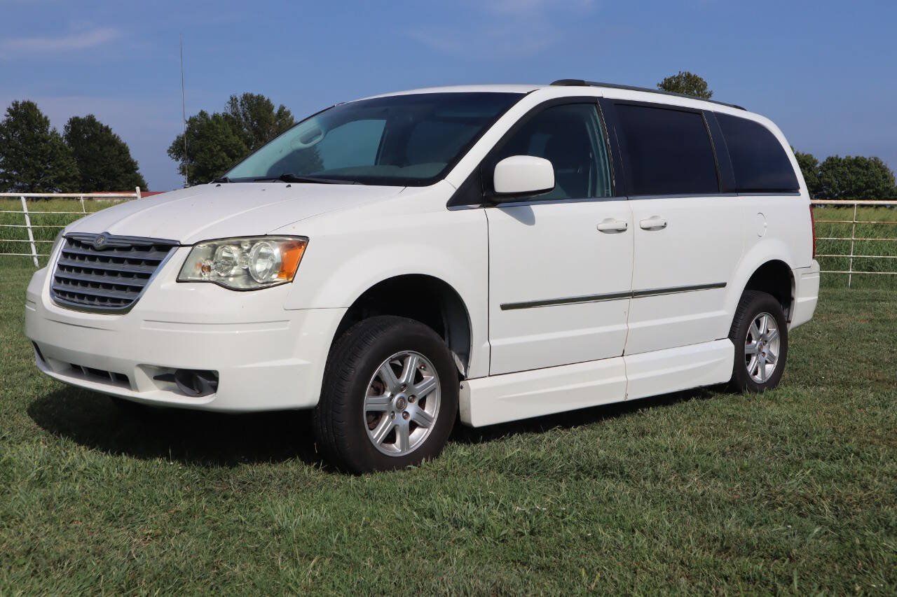 Used 2010 Chrysler Town & Country Touring FWD image 5