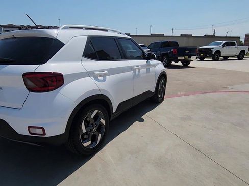 Used 2023 Hyundai Venue SEL FWD image 8