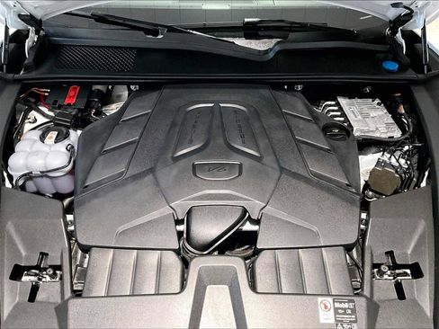 Used 2025 Porsche Cayenne image 24