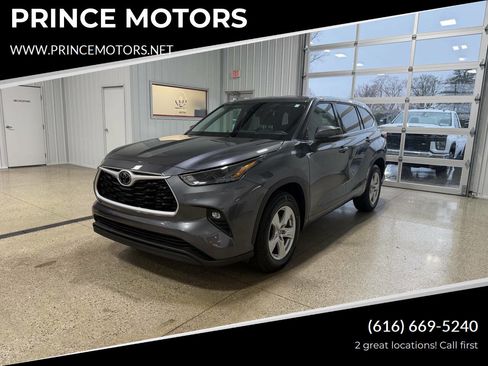 Used 2022 Toyota Highlander LE FWD image 1