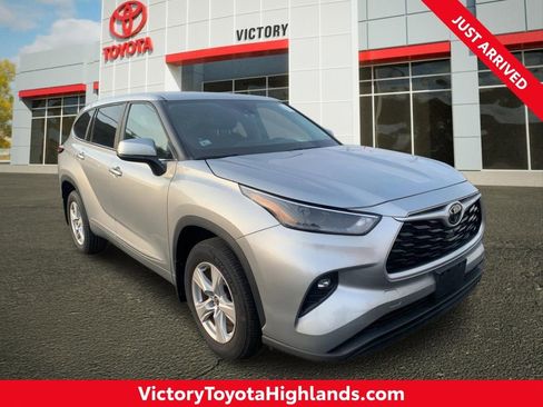 Used 2023 Toyota Highlander LE image 1