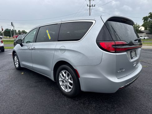 Used 2023 Chrysler Pacifica Touring-L FWD image 9