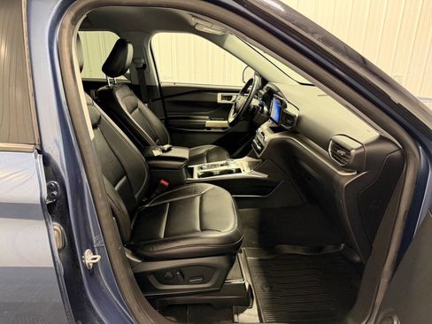 Used 2020 Ford Explorer XLT w/ Equipment Group 202A AWD/4WD image 12