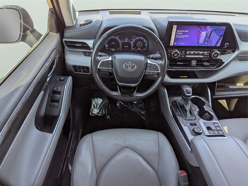 Used 2024 Toyota Highlander Platinum image 19