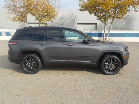 New 2025 Jeep Grand Cherokee Limited image 2
