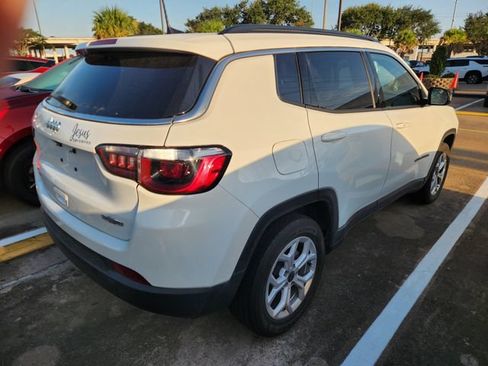 Used 2025 Jeep Compass Latitude AWD/4WD image 5
