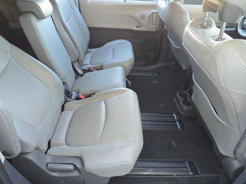 Used 2021 Toyota Sienna XLE image 27