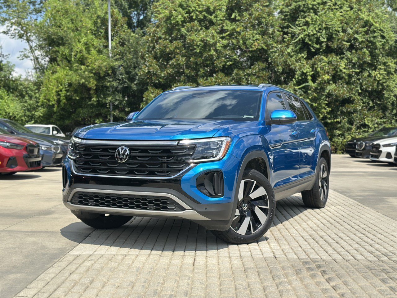 Used 2024 Volkswagen Atlas Cross Sport SE FWD image 1