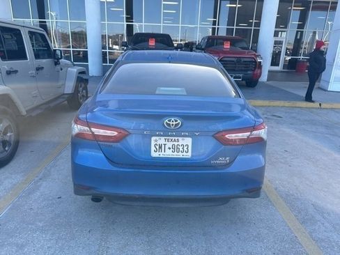 Used 2020 Toyota Camry XLE image 7