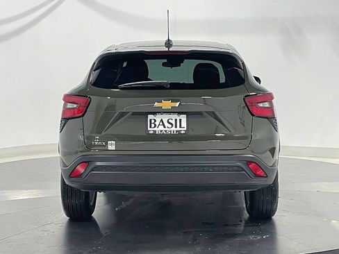 Used 2024 Chevrolet Trax LS w/ LS Convenience Package FWD image 12