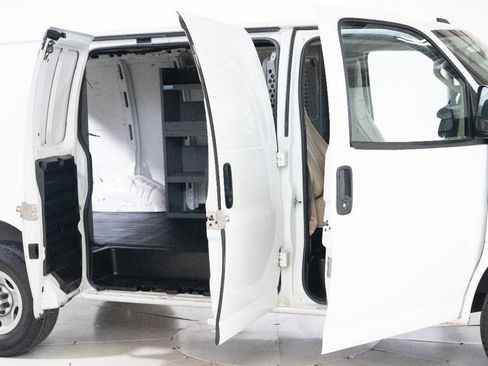 Used 2017 Chevrolet Express 2500 image 31