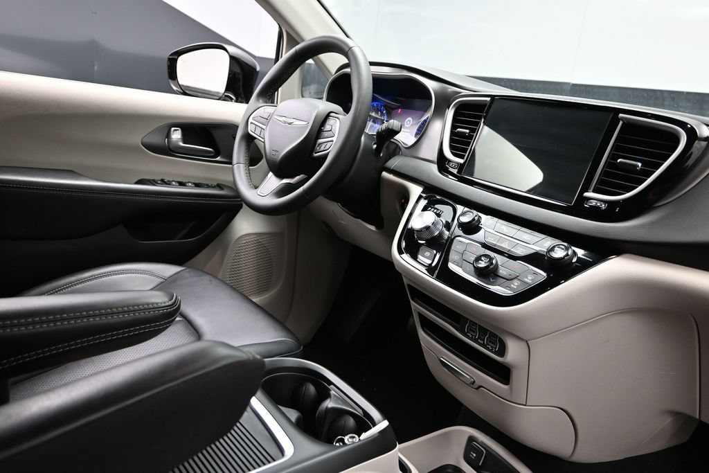 Used 2024 Chrysler Pacifica Touring-L FWD image 12
