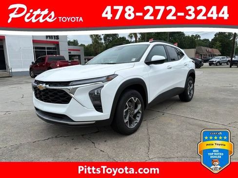Used 2025 Chevrolet Trax LT FWD image 1