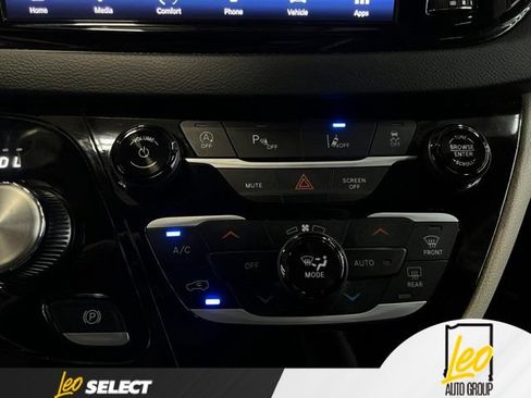 Used 2023 Chrysler Pacifica Touring-L FWD image 14