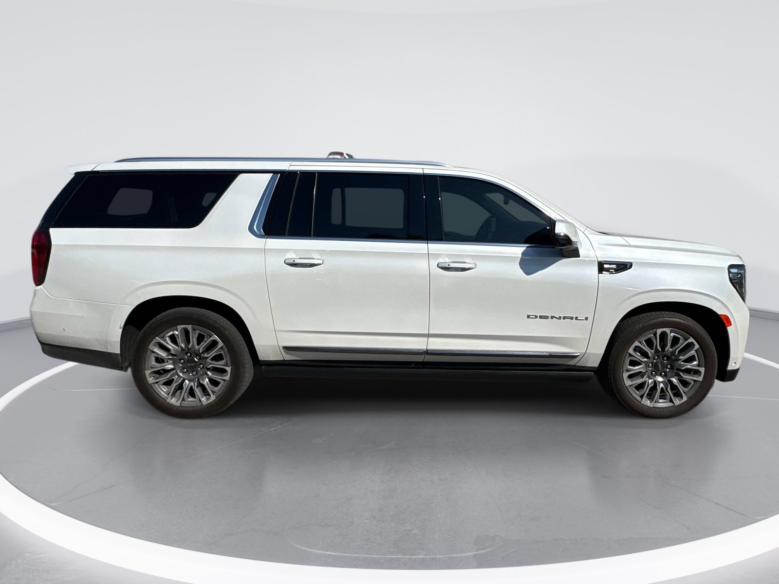 Used 2024 GMC Yukon XL Denali Ultimate AWD/4WD image 9