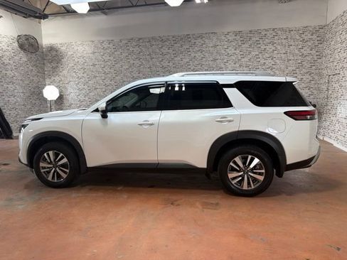 Used 2025 Nissan Pathfinder SL FWD image 4
