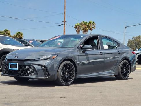 New 2026 Toyota Camry Hybrid FWD image 3