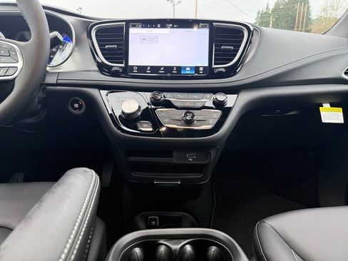 New 2026 Chrysler Pacifica Select image 15