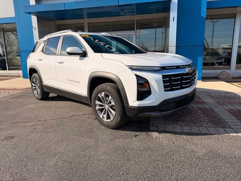 Used 2025 Chevrolet Equinox LT w/ Convenience Package II image 2