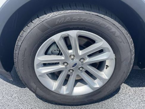 Used 2017 Ford Explorer XLT w/ Equipment Group 201A FWD image 8