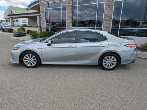 Used 2018 Toyota Camry LE FWD image 2